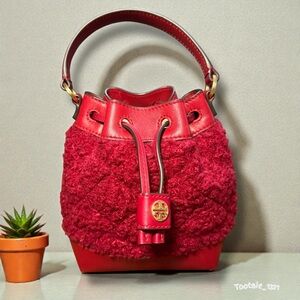 TORY BURCH - NWOT Willa Boucle Mini Bucket Bag pomegrate.
